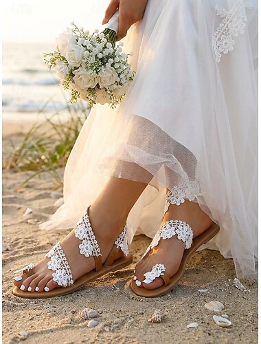  Weiße, flache Damensandalen aus Spitze – elegante Brautschuhe für Strandhochzeiten, Bräute und Hochzeitsgäste