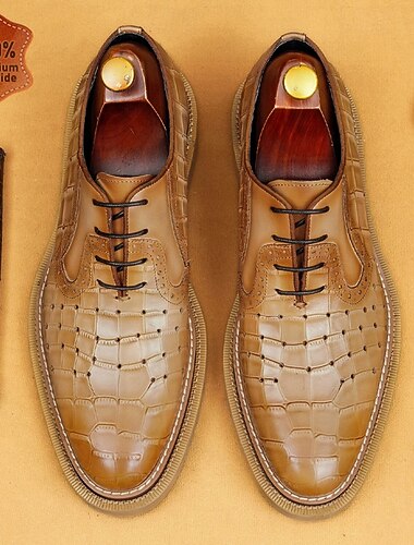  Sapatos Oxford masculinos de luxo, em couro legítimo premium na cor caramelo com textura de crocodilo, modelo formal com cadarço. Calçados refinados para cavalheiros, ideais para noivos, casamentos, banquetes, eventos corporativos e ocasiões noturnas.