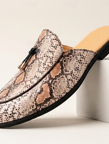  Beige herrloafers med ormskinnsmönster, slip-on, moderiktiga finskor, statement-skor för snygga män, fester, banketter, baler och kvällskläder
