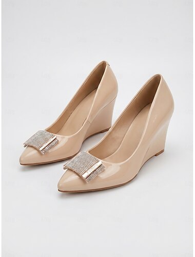  Dames pumps met sleehak in nude tint - elegante instaphakken voor tuinfeesten en buitenevenementen.