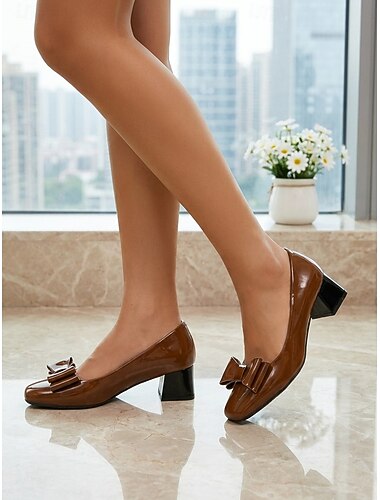  Damespumps van donkergroen lakleer - elegante pumps met vierkante neus, blokhak en strik, geschikt voor kantoor, zakelijke casual gelegenheden en professionele kleding.