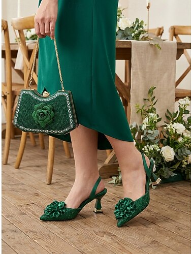  Set composto da décolleté da donna verdi con stampa floreale e borsa abbinata - scarpe e borsetta eleganti per invitate a matrimoni in città.