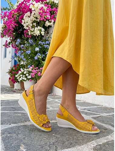  Sandálias anabela amarelas femininas – sandálias casuais respiráveis de bico aberto com detalhes florais, ideais para jardim, viagens e férias. &uso diário