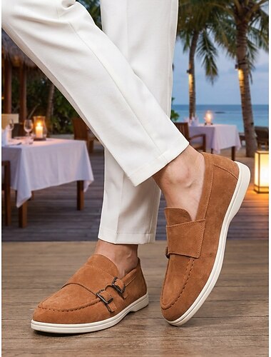  Mocassini da uomo color cuoio con doppia fibbia - scarpe eleganti casual leggere e comode - calzature sofisticate per le serate in località di villeggiatura, eventi al mare e abbigliamento smart casual.