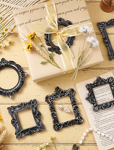  1 pezzo, mini cornice portafoto tridimensionale incisa, realizzata in resina francese con finitura dorata nera, adatta come accessorio fotografico, ornamento da tavolo in miniatura e allestimento per