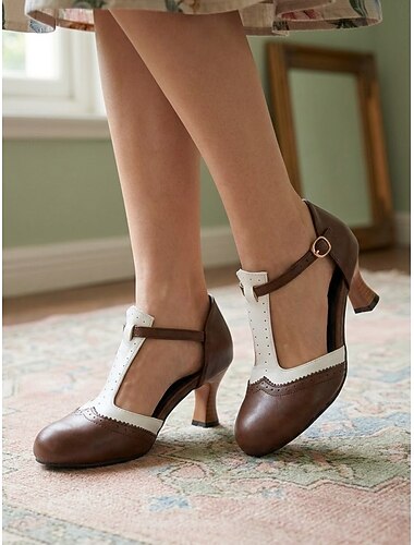  Damespumps uit de jaren 50 in vintage stijl met T-bandjes - retro tweekleurige bruin-witte pumps met spectatorhakken en brogue-details, perfect voor rockabillyfeesten en swingdansen. &klassieke