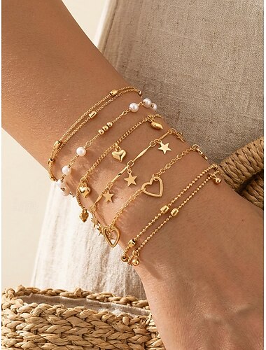  Set di bracciali impilabili da donna, composto da 6 bracciali a strati color oro e argento con dettagli a forma di cuore, stella e perla, perfetti per le vacanze al mare e per l'uso quotidiano.
