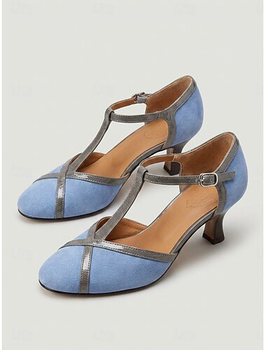  Damesschoenen met vintage Mary Jane hakken uit de jaren 50 - tweekleurige blauwe suède schoenen met T-bandje en grijs leer voor een retro themafeest.