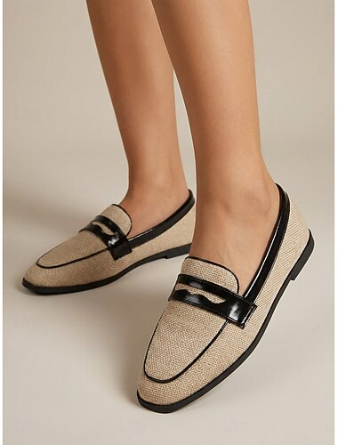  Beige geweven loafers voor dames - zwarte instappers met lakleren afwerking, perfect voor linnen broeken en casual streetwear.