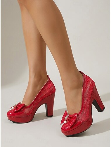  Damespumps uit de jaren 50 met kant in vintage stijl - rode lakleren pumps met ronde neus, plateauzool en dikke hak, afgewerkt met een parelstrik, perfect voor een avondfeest. & bruiloft