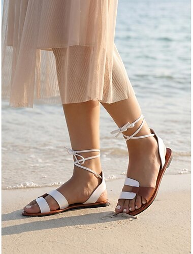  Sandali gladiatore piatti da donna bicolore bianchi e marroni - eleganti sandali con lacci alla caviglia incrociati, perfetti per vacanze in resort all'aperto e viaggi estivi al mare.