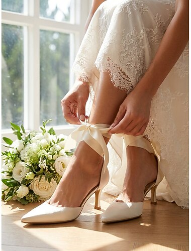  Sapatos de casamento femininos - modelo gatinho com bico fino, amarração de fita no tornozelo e salto agulha em cetim branco marfim, perfeitos para noivas da cidade, cerimônias e bailes de formatura.