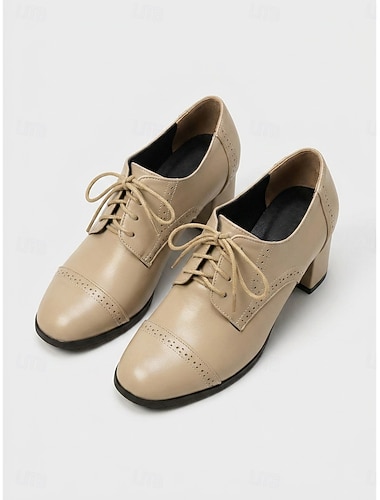  Beigefarbene Oxford-Schuhe aus Kunstleder für Damen – Brogue-Pumps mit Blockabsatz und Schnürung, passend zu eleganten Blazern und fürs Büro.
