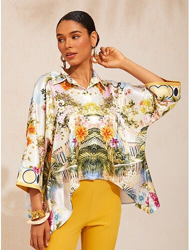  Top de satén con mangas murciélago y estampado floral en tonos pastel.