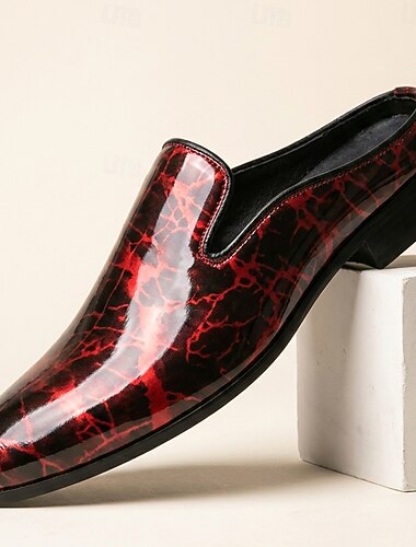  Herenschoenen in rood en zwart met een craquelépatroon, luxe statement slip-on oxford-stijl voor feestjes, nachtclubs en mode-evenementen.