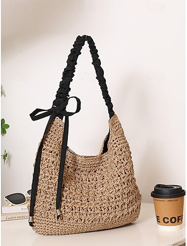  Grote, nonchalante hobo-tas voor dames van stro en raffia met een ruime inhoud, zwarte scrunchie-band en strik, perfect voor een strandvakantie of als casual outfit.