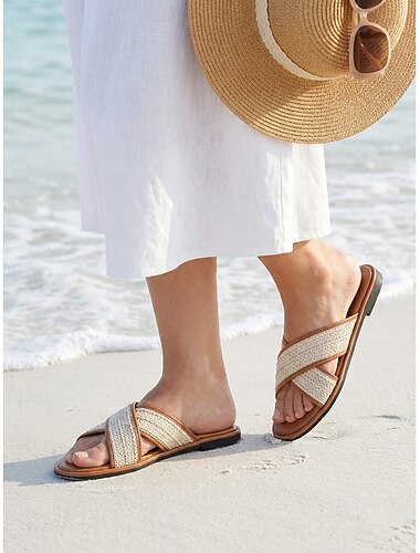  Bruine geweven stro slippers voor dames - casual platte sandalen met gekruiste bandjes, perfect voor een linnen short, strandvakantie of ontspanning bij het zwembad.