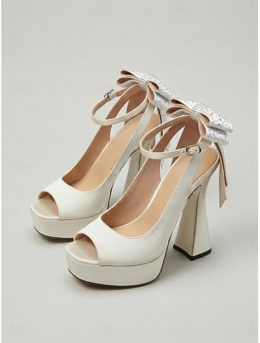  Ivoren satijnen plateauhakken voor dames - pumps met kristallen strik en open neus, perfect voor een paillettenjurk of een gala-avond.