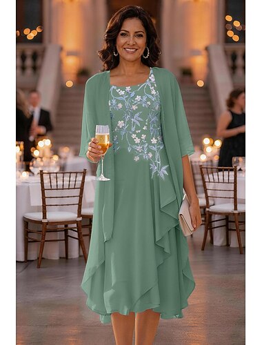  Zweiteilig A-Linie Asymmetrisch Knielang Brautmutterkleid Halbarm Rundausschnitt Elegant Einfach Lässig Formell Hochzeitsgast Ferien Chiffon Mit Schal mit Blumenmuster Gerafft Rüschen