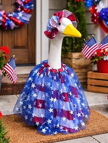  Patriottische outfit voor 4 juli: een ganzenjurk met sterren en strepen, gemaakt van tule met een bijpassende muts, voor een groot ganzenbeeld in de tuin, of als decoratie voor de veranda, tuin of