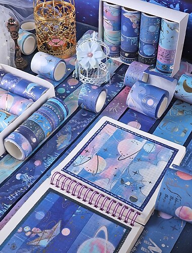 Conjunto de fitas adesivas decorativas com tema de galáxia e detalhes em folha de ouro, com estampa de planetas em uma noite estrelada, ideal para scrapbooking, bullet journal, artesanato, planners e