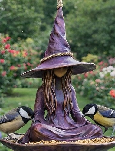  Mangeoire à oiseaux de jardin représentant une sorcière méditante pour Halloween, mangeoire suspendue en résine violette avec cordelette, résistante aux intempéries, statuette décorative de sorcière