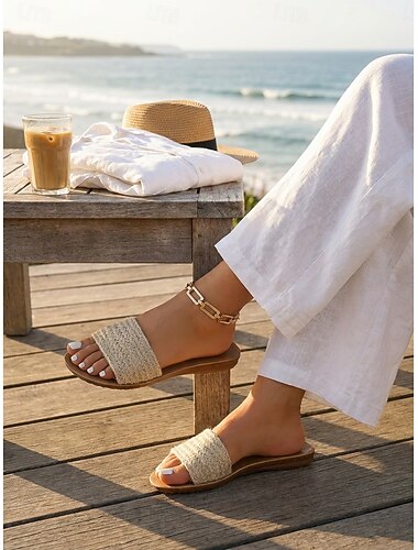  Beige geweven slippers voor dames - casual open teenslippers met platte espadrilles en een bandje van stro voor op vakantie.