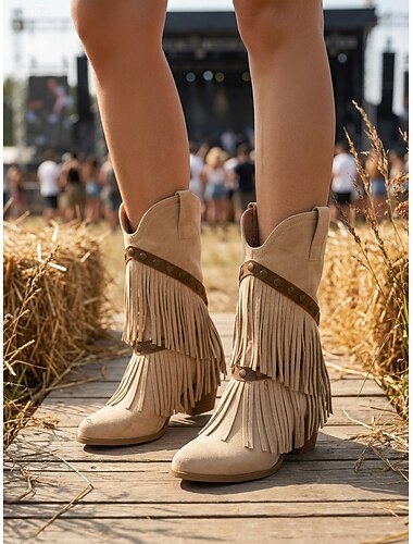  Stivali da cowboy boho da donna con frange, stivali western beige a metà polpaccio con borchie e tacco grosso, perfetti per festival musicali all'aperto, concerti country e feste di rodeo.