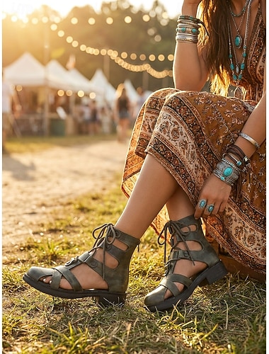  Comfortabele legergroene gladiatorsandalen voor dames - platte laarsjes van verweerd leer met uitgesneden bandjes en veters, perfect voor openluchtmuziekfestivals. & raaskallen