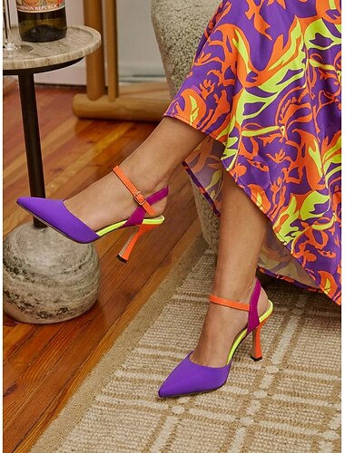  Sapatos de salto alto femininos com blocos de cores - scarpins de bico fino em tons de roxo neon e laranja, ideais para festas, eventos elegantes e ocasiões especiais.