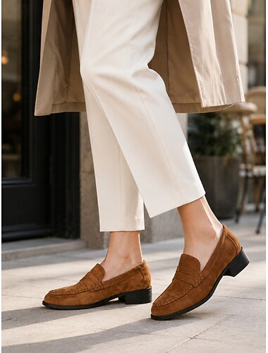  Dames penny loafers van bruin suède, comfortabele instapschoenen met lage blokhak voor op kantoor, zakelijke casual gelegenheden, dagelijks gebruik en weekendoutfits.