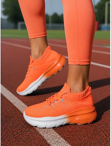  orangea flyknit-löparskor för kvinnor, lätta, andningsbara sneakers med vadderad sula, bekväma, stötdämpande sportskor för löpning, promenader, fitness, gym och vardagsaktiviteter.