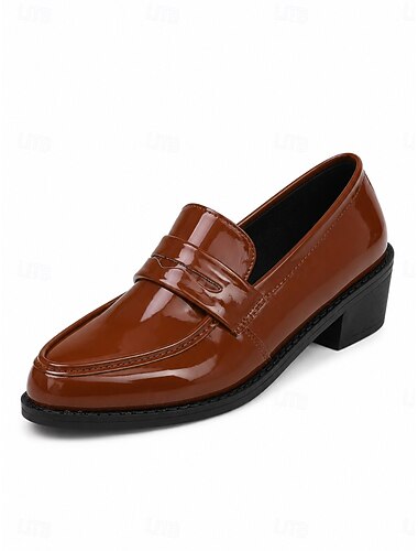  Damesloafers van bruin lakleer met blokhak - klassieke instappers met ronde neus, geschikt voor dagelijks woon-werkverkeer, professionele werkkleding en casual zakelijke gelegenheden.