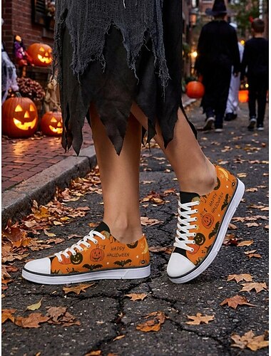  Sneakers basse da donna in tela arancione con stampa di zucca e pipistrello - classiche scarpe da skate stringate con stampa grafica di Halloween su tutta la superficie per passeggiate casual e feste.