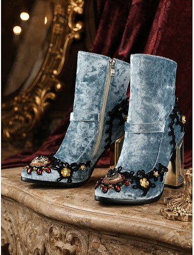  Botas de cano curto femininas em veludo amassado azul-acinzentado - salto alto barroco vintage com bordados dourados intrincados. &enfeites de cristal nos dedos dos pés