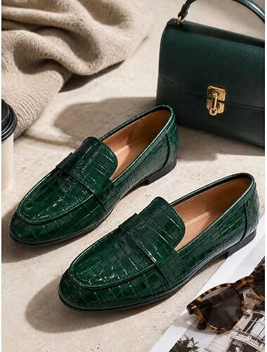  Groene loafers met krokodillenprint voor dames - stijlvolle instappers van leer met krokodillenprint voor dagelijks woon-werkverkeer of professionele werkkleding.
