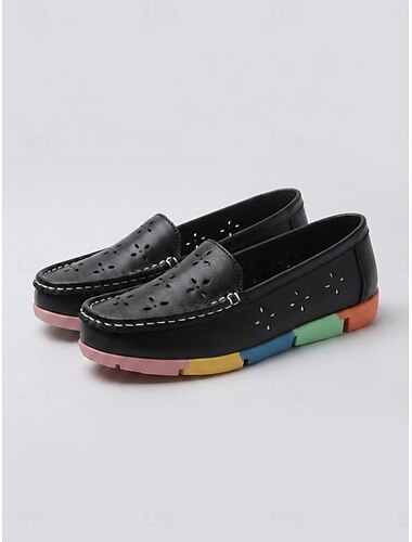  Mocasines planos de piel perforada transpirable para mujer con corte láser floral y suela antideslizante segmentada en bloques de color, ideales para desplazamientos informales y paseos por el campo.