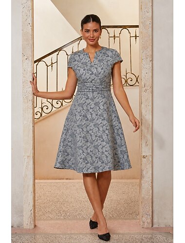  Dames A-lijn Cocktail jurk Bruiloft gast jurk Tot de knie V-vormige halslijn Bandjes Elegant Moeder van de bruid Semi formeel met Jacquard Bloemen Versierde taille-details Geplooide accordeon Stoffig