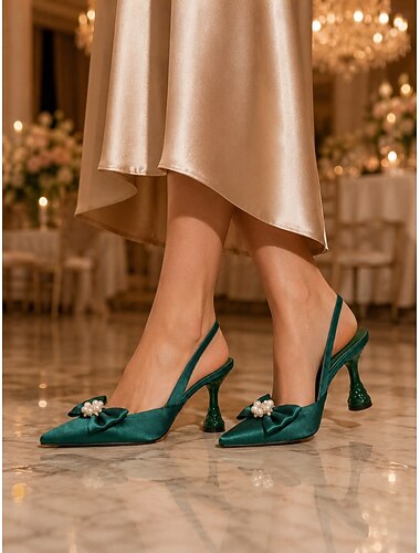  Sapatos de salto alto femininos em cetim verde esmeralda, com bico fino e laço de pérola, salto de 8,5 cm (3,35 polegadas), ideais para convidadas de casamento, jantares de coquetel e eventos formais.
