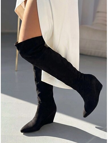  Botas femininas pretas de camurça, cano alto e modelagem folgada - botas de bico fino com salto plataforma, perfeitas para um estilo urbano e uso diário.