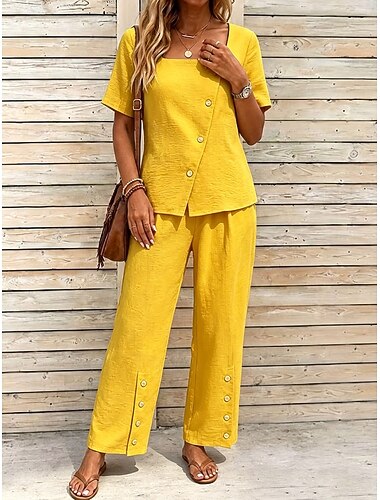  Completo da donna a due pezzi con texture: top asimmetrico a maniche corte con scollo quadrato e bottoni, pantaloni a gamba larga a vita alta con orlo decorato e bottoni, elegante completo da ufficio