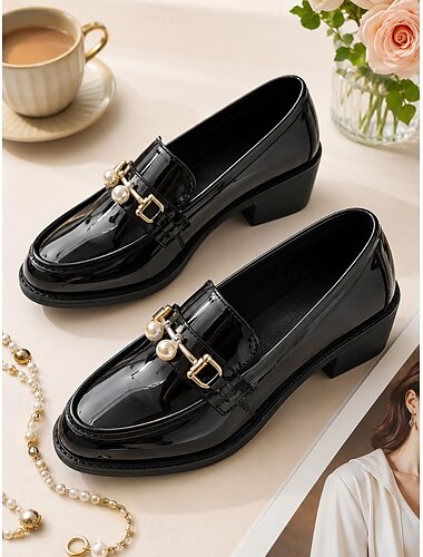  Damesloafers van zwart lakleer met een elegante parelmoeren metalen gesp en een stevige lage hak, perfect voor woon-werkverkeer, een casual middagthee of een preppy stijl.