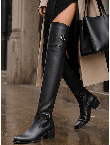  Zwarte overknee laarzen van imitatieleer voor dames - modieuze laarzen met gesp, spitse neus en stevige middelhoge hak voor een stijlvolle streetstyle of casual dagelijkse look.