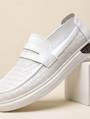  férfi minimalista fehér casual tornacipő, letisztult, modern, fűzős sportcipő férfiaknak, elegáns, lezser stílus irodába, utazáshoz, sétáláshoz és mindennapi viseletre