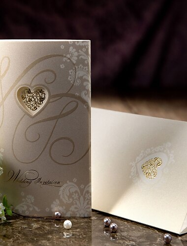 Drie-voudige Vouw Uitnodigingen van het Huwelijk Uitnodigingskaarten Vintagestijl / Hart / Bloemen Stijl Parel Papier 6 ½ "× 4 ½" (16,6 * 11.5Cm) 