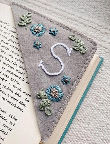 gepersonaliseerde handgeborduurde hoek bladwijzer, 26 letters schattige bloem letter borduurwerk bladwijzers, vilt driehoek pagina hoek handgemaakte bladwijzer, vilt driehoek bladwijzer, bladwijzers voor boekenliefhebbers