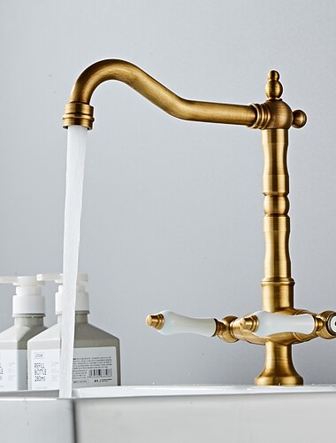 2-greps tradisjonelle blandebatterier for kjøkkenvask, dobbel greps kald og varm kran dekk montert, 360° svingbar tut oppvaskkum med 2 keramiske håndtak, antikk messing klassisk dobbelthåndtak for kjøkken bad
