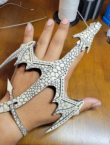 pulsera de dragón de mano de cuero - marioneta de mano de cuero curtido vegetal con textura de escamas, ajuste ajustable para muñecas de 5"-6.5" - accesorio único para entusiastas del dragón