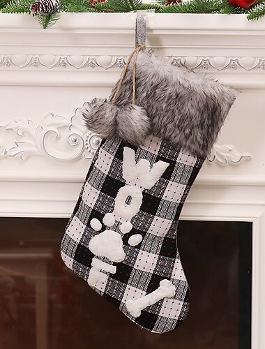 Weihnachtsdekorationen, karierte Socken mit Pelzkragen, Christbaumschmuck und Süßigkeitentüten mit Cartoon-Motiven