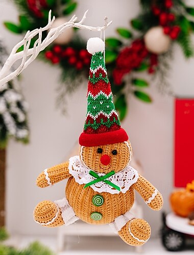 Weihnachtsfiguren in Form eines Lebkuchenmanns – stimmungsvolle Weihnachtsdekoration, sitzende gelbe Lebkuchenpuppe, kugelförmige hängende Weihnachtsdekoration